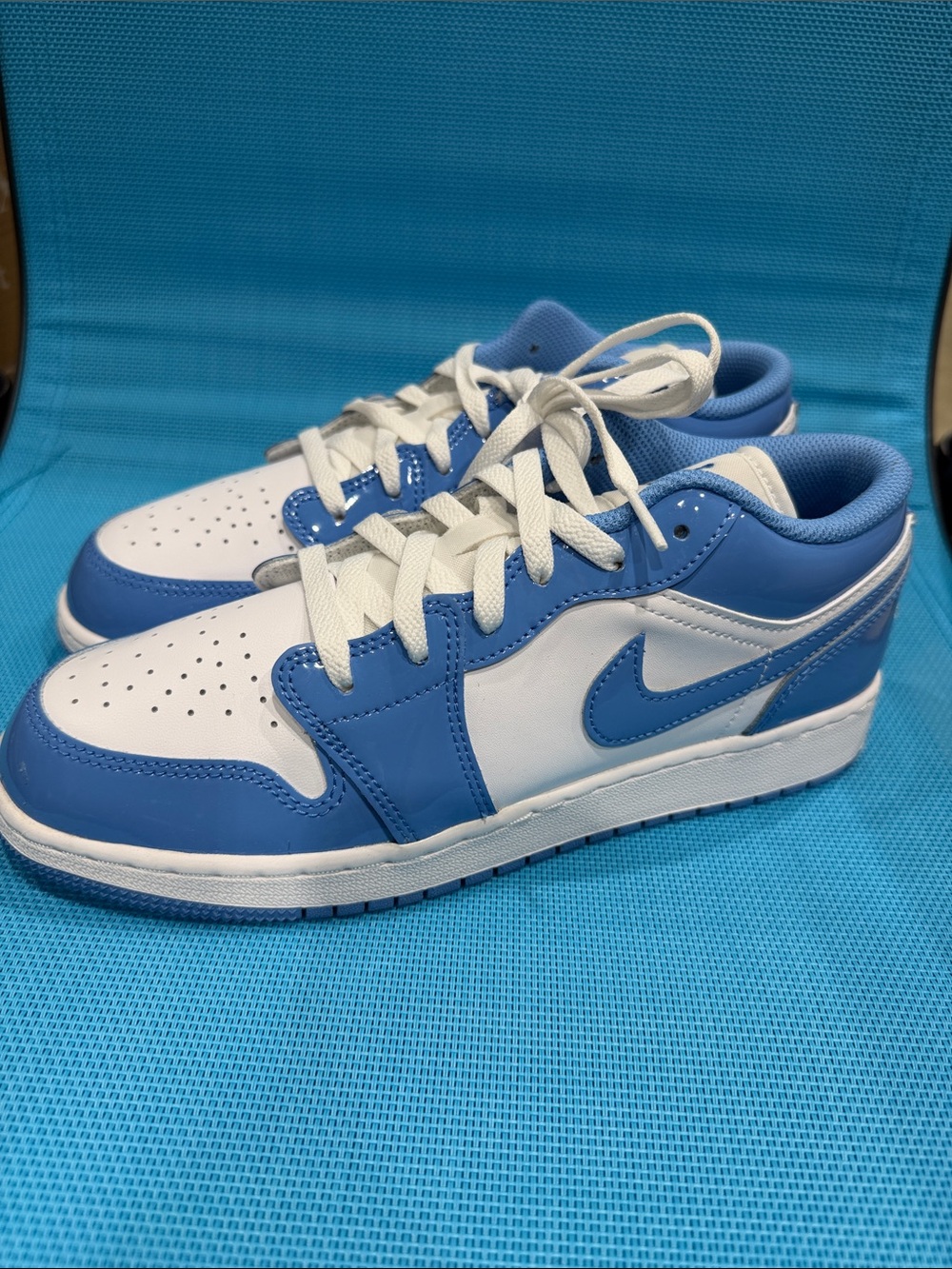 Nike Air Jordan 1 Low SE Boys Trainers White Legend Blue 114